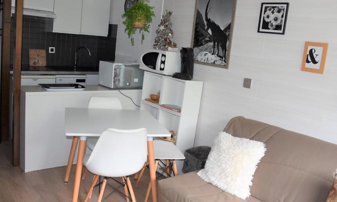 Pralognan-la-Vanoise Apartment | Cozy 2P with Balcony, Pool Access & Mountain Views