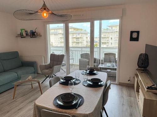 Cabourg Apartment | Delightful 2P Balcony Retreat near Beach in Cabourg