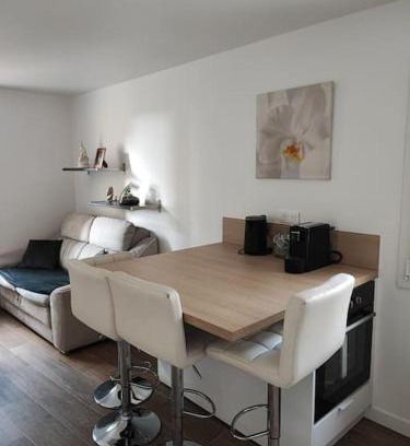 Villeneuve-Saint-Denis Apartment | Cozy 2-Room Apartment Steps from Disneyland