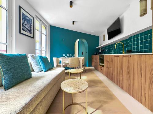 Ternes Apartment | Elegant Apartment Near Arc de Triomphe for 4 Guests