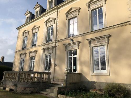 Parennes Bed & Breakfast | Enchanting Château with Pool & Local Breakfast near Forest