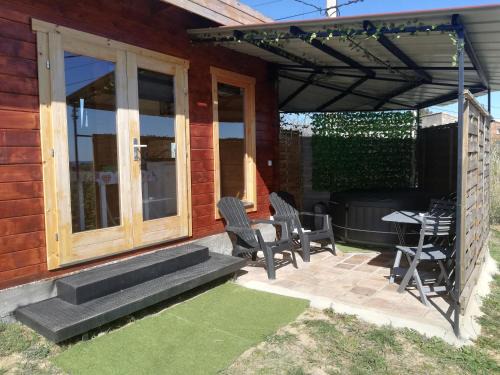Massillargues-Attuech Apartment | Cozy Chalet for Two with Private Spa and Hot Tub