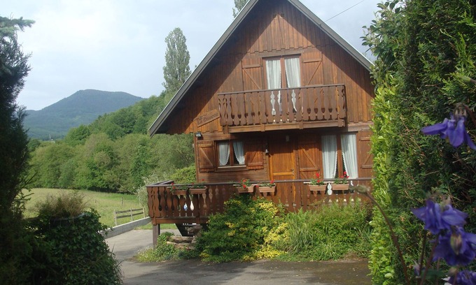 Breitenau Ski Chalet | Cozy Chalet by the Mountains with Breakfast & Pet-Friendly