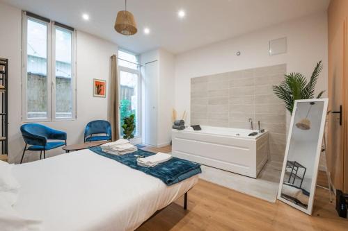 Capucins - Victoire Apartment | Relaxing Retreat with Hot Tub in Bordeaux Centre