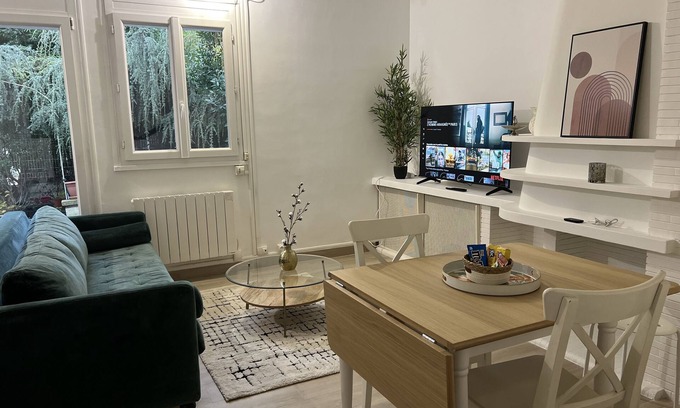 Noisy-le-Sec Apartment | Cozy Duplex Escape with Garden for Family Fun