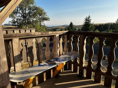 Besse-et-Saint-Anastaise Apartment | Family-Friendly Duplex with Pool and Ocean View for 8