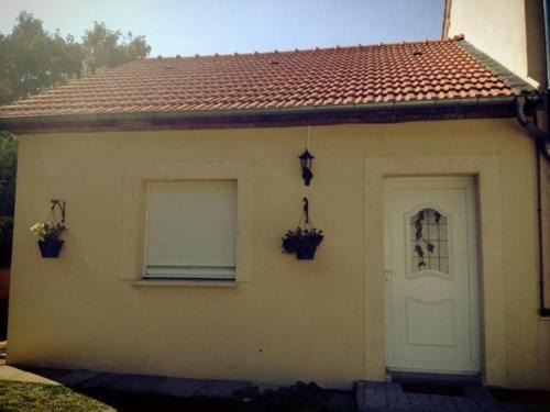 Etain House | Inviting Gîte à Étain: Child Friendly with Terrace & Parking