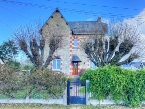 Sepmes House | Cozy Gîte in Sepmes: Private Garden Near Loire Châteaux