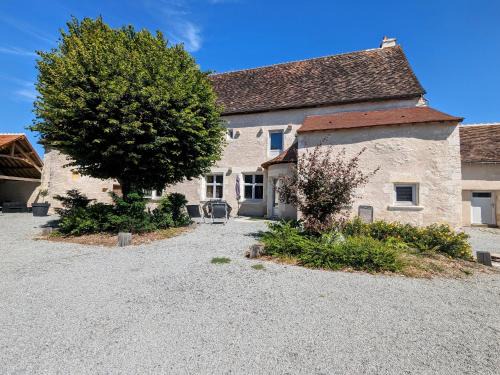 Douadic House | Relaxing Gîte en Berry with Spa, Terrace & Nearby Pond