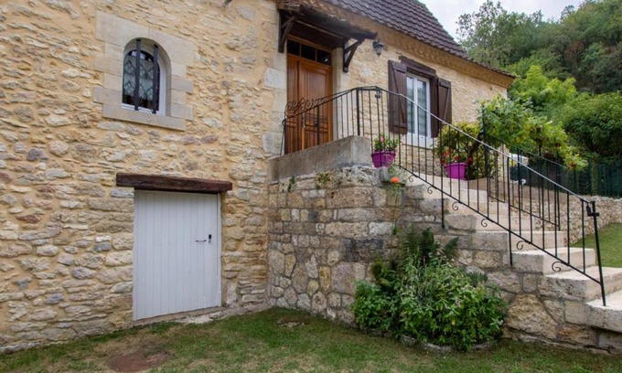 Tourtoirac House | Cozy Stone Home with Enclosed Garden, Pet and Child Friendly