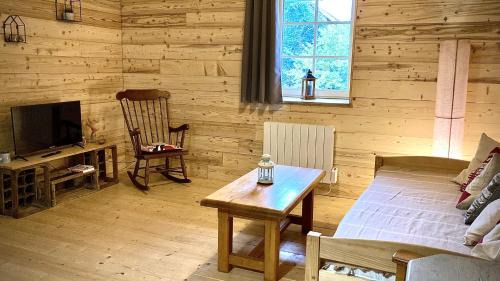Mirebel Apartment | Cozy Gîte for 4 in the Heart of Jura, Pet-Friendly Stay