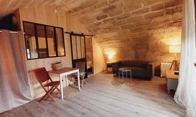 Cambes Apartment | Pet-Friendly Stone Accommodation Near Bordeaux Awaits You