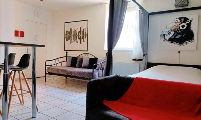 Chalons-en-Champagne Apartment | Cozy Studio Near City Center and Train Station - Pet Friendly