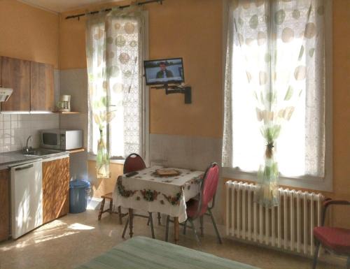 Neris-les-Bains Apartment | Cozy Studio with Garden in Neris les Bains – Pet Friendly