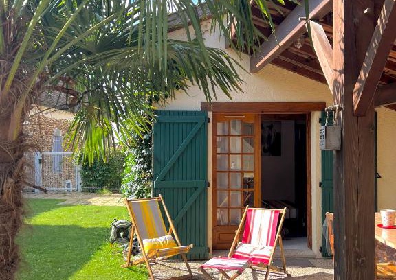 Tilh House | Charming Studio with Mezzanine, Pool & Ocean View