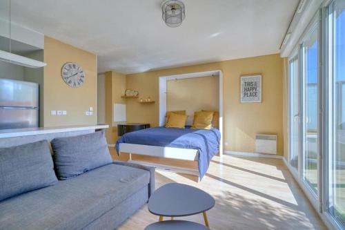 Corbeil-Essonnes Apartment | Cozy Studio with Terrace and Parking - Rated 7.5/10