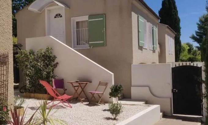 Les Camoins Apartment | Cozy Studio Near the Beautiful Parc des 7 Collines