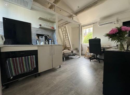 4th Arrondissement Apartment | Cozy Studio Chartreux: Ideal for Your Getaway