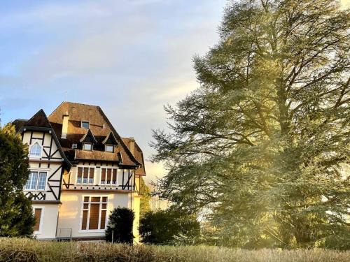 Exincourt Apartment | Cozy Studio in XXth Century Castle - Guest Rated 8.5/10