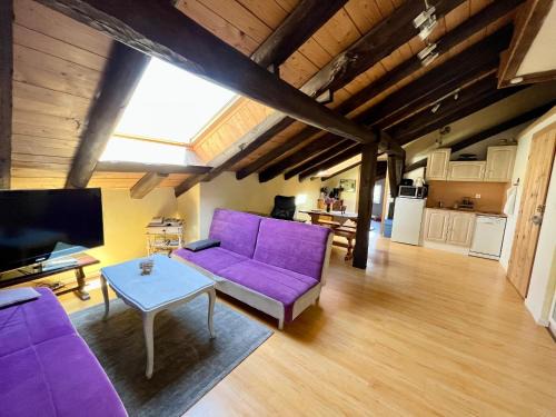 Le Menil Apartment | Relaxing Gîte with Mountain Views, Perfect for Couples