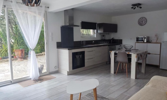 Castillon-du-Gard Apartment | Inviting Studio with Ocean View in Castillon du Gard