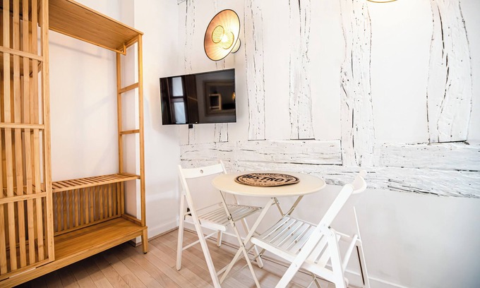 Latin Apartment | Inviting Studio for Two in Vibrant Quartier Latin