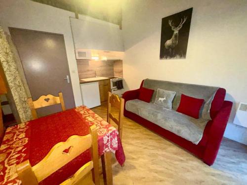 Les Angles Apartment | Cozy Mezzanine Studio with WiFi, Near Ski Slopes in Les Angles