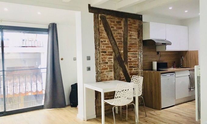 Saint - Michel Apartment | Modern Studio by Metro: Family-Friendly with Kitchen Access