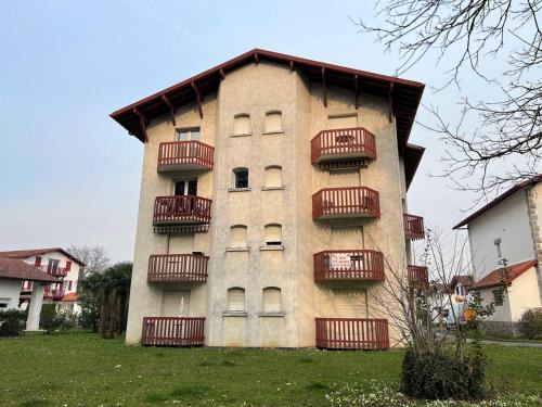 Cambo-les-Bains Apartment | Cozy T1 Bis in Cambo-les-Bains with Balcony & Parking