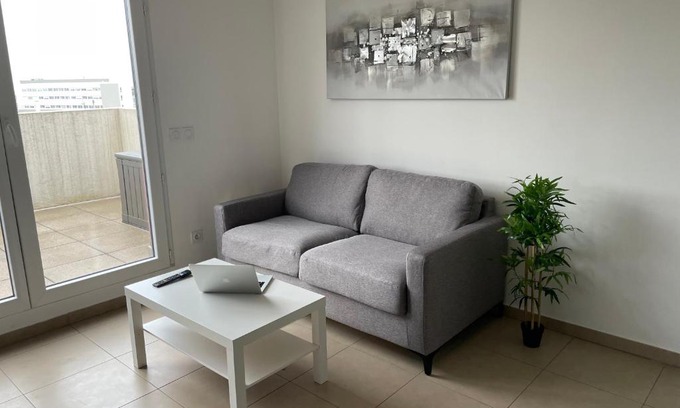 Saint-Jean-de-Vedas Apartment | Tranquil T2 with Spacious Terrace for Family Getaways