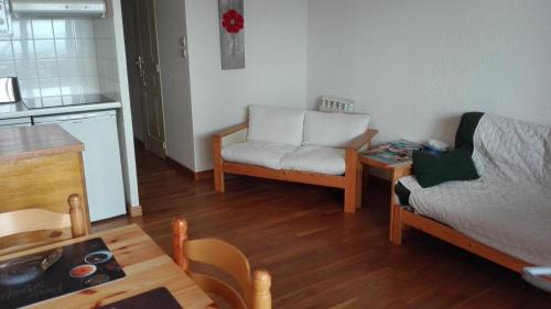 Les Angles Apartment | Cozy T2 with Private Cabin and Relaxing Terrace Retreat