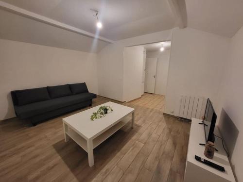 Drancy Apartment | Convenient T2 Near Transport - Pet Friendly Getaway