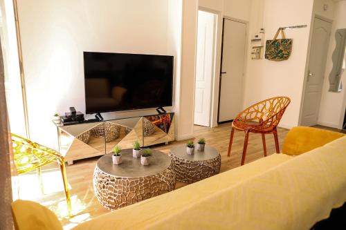 Blatin Apartment | Inviting T3 JAUDE with Terrace and Garage for Families