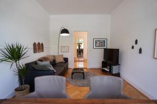 Breite Apartment | Elegant Riverside Apartment: Rated 9.6/10 & Family-Friendly
