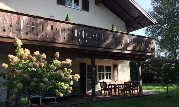 Neumarkt am Wallersee Apartment | Elegant Garden Apartment Near Wallersee with Ocean View