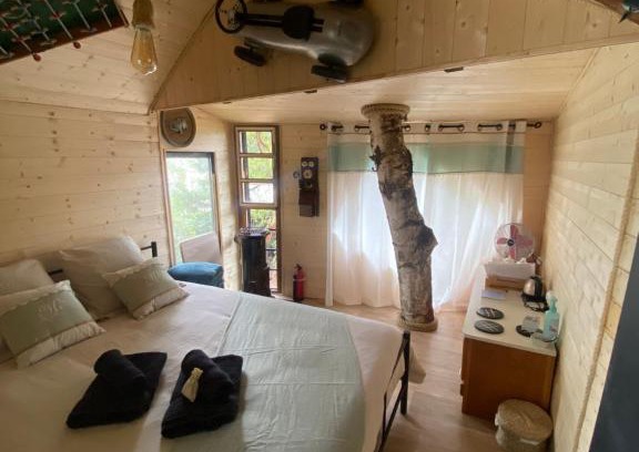 Saintry-sur-Seine Ski Chalet | Cozy Treehouse Retreat with Pool and Breakfast Included