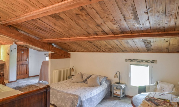 Venasque Bed & Breakfast | Inviting Retreat in Provence: Pool, Spa & Family-Friendly
