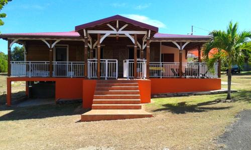 Massioux House | Welcoming 3-Bedroom Home with Garden & WiFi near Anse Bertrand