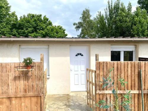 Clermont House | Cozy One-Bedroom with Terrace, WiFi & Family-Friendly Perks