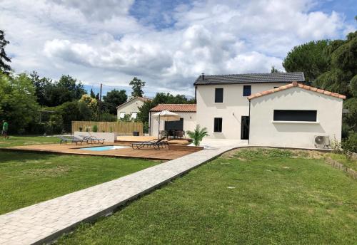 Ales House | Inviting Retreat Near the Cévennes with Oceanfront Pool