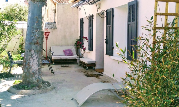 8th Arrondissement House | Beautiful Fishing House Steps from the Beach with Pool