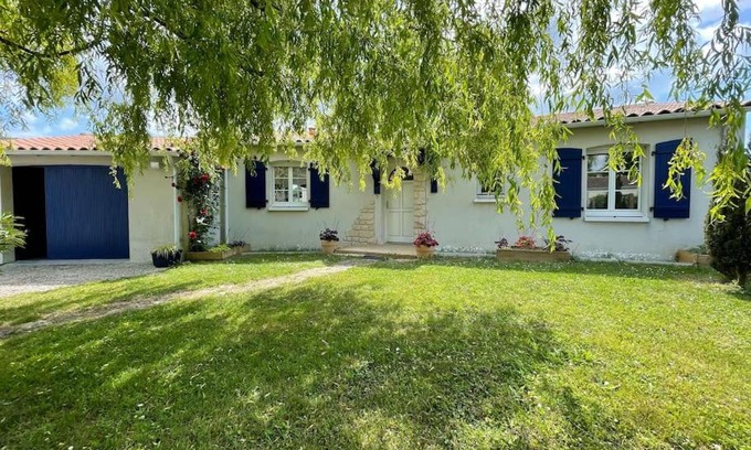 Medis House | Bright Family Retreat Near Royan with Full Kitchen Access