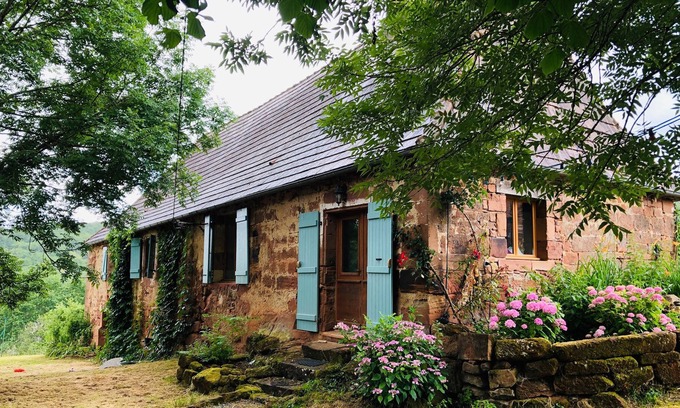 Coubjours House | Charmante Maison Périgourdine Avec Piscine Dans un Écrin de Verdure