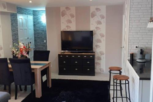 Charleville-Mezieres Apartment | Cozy Family Retreat at Charmante Petite Maison