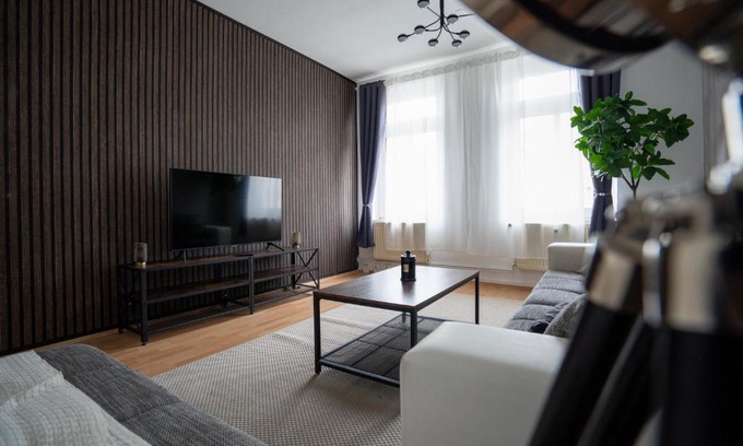 Zentrum-Sued Apartment | Boho Retreat: 4-Star Hotel Near Center with Workspace