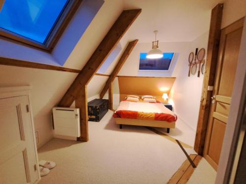 Hem House | Family-Friendly Stay at Charme with 2 Bedrooms for 4 Guests