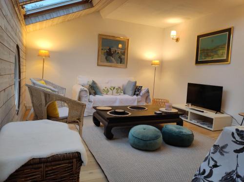 Suresnes Apartment | Cozy Apartment Near Paris with Pool and Ocean Views