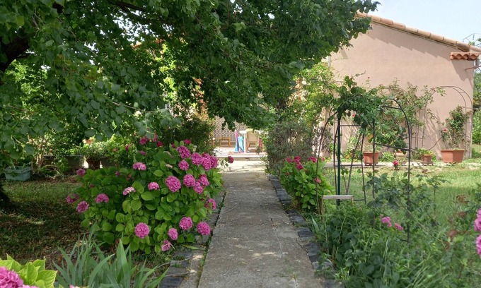 Arles House | Tranquil Family Home with Pool & Breakfast in Fleurie