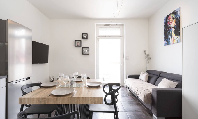 Poincare - Foch - Anatole France - Croix de Bourgogne Apartment | Experience Comfort at Charme Poincaré with Family-Friendly Amenities