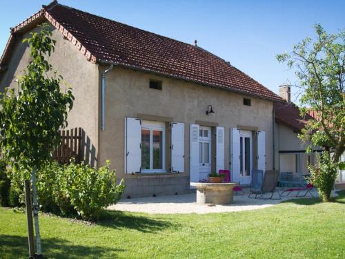 Cindre House | Cozy Family Retreat with Garden Near Vichy and Moulins